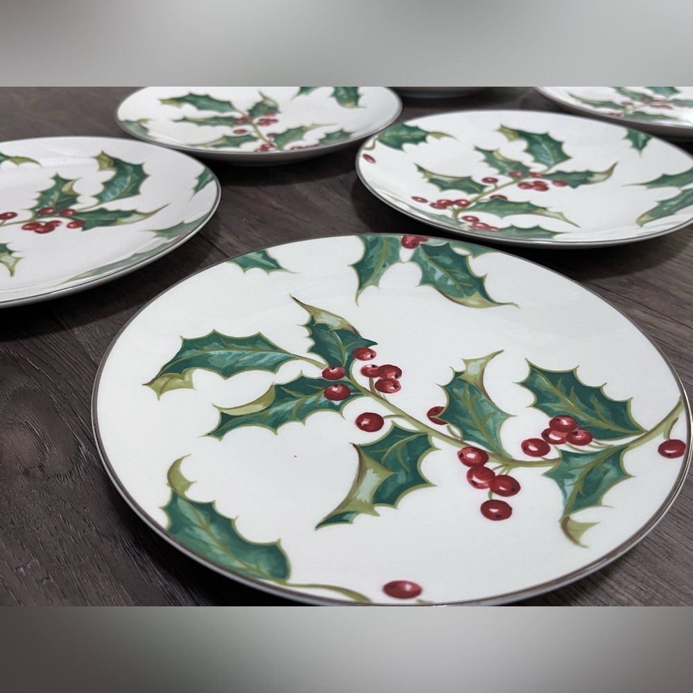Restoration Hardware Set of 6 Lunch Plates EUC Christmas Holly Berry Desserts